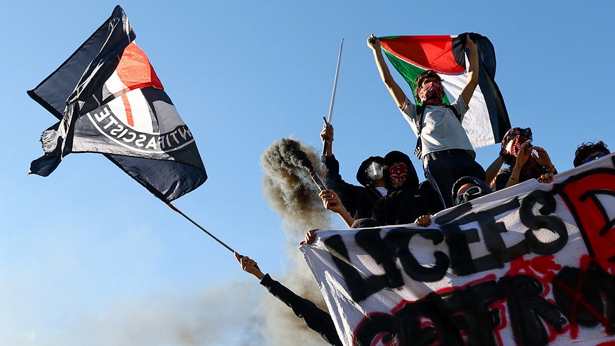 Unos manifestantes en Francia llevan banderas palestinas y de Antifa