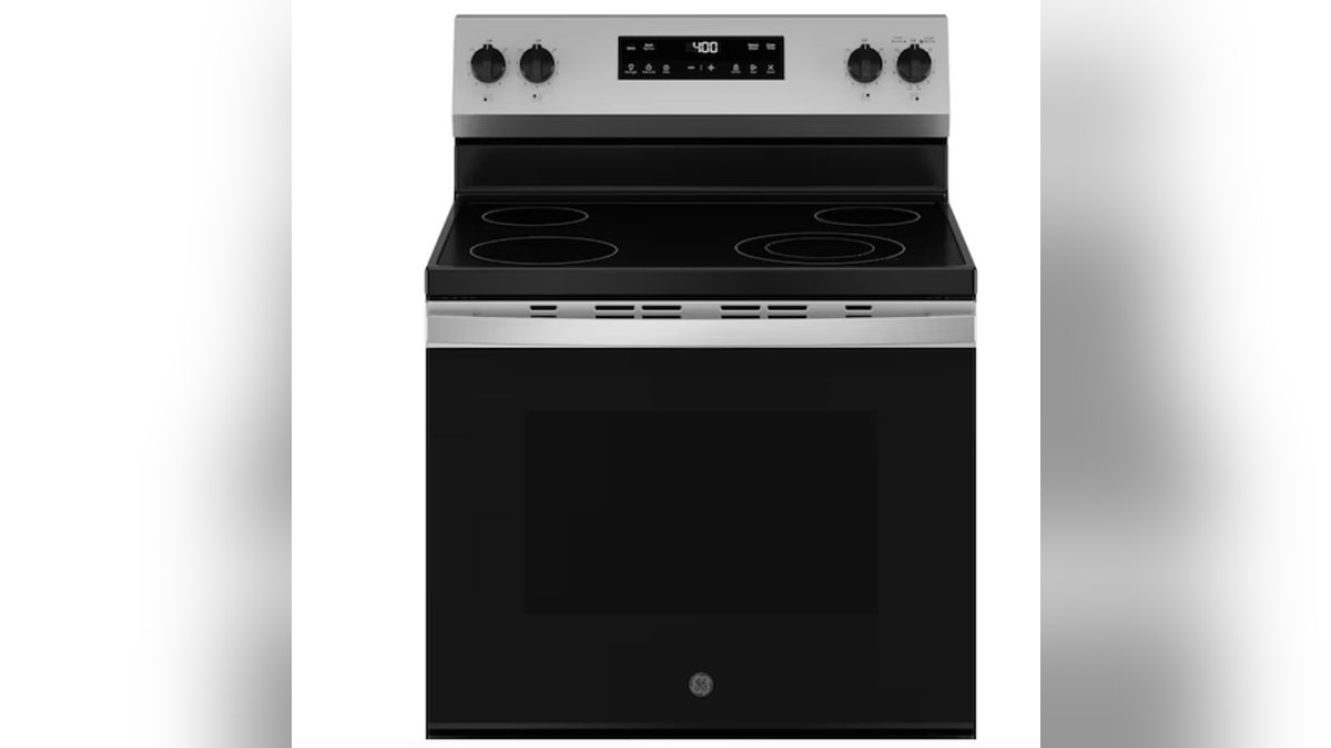 The adjustable burner fits pots and pans of various sizes.