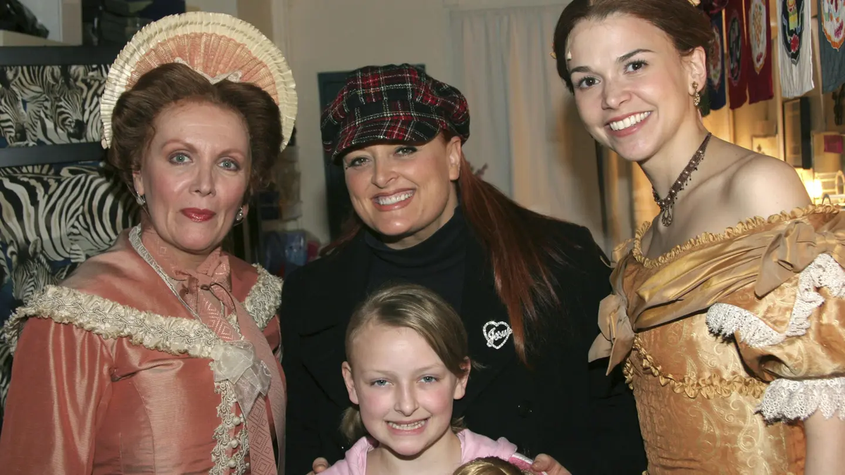 A young Grace Kelley with Wynonna Judd, Maureen McGovern and Sutton Foster