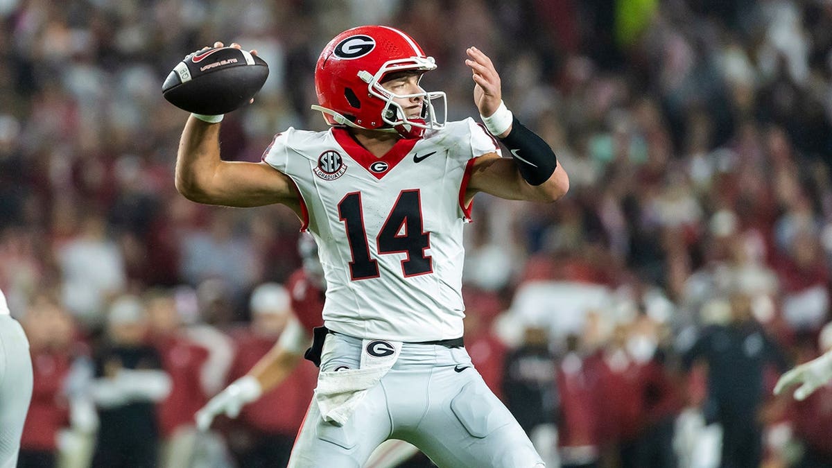 Gunner Stockton looks to throw the ball against Alabama during a college football game.