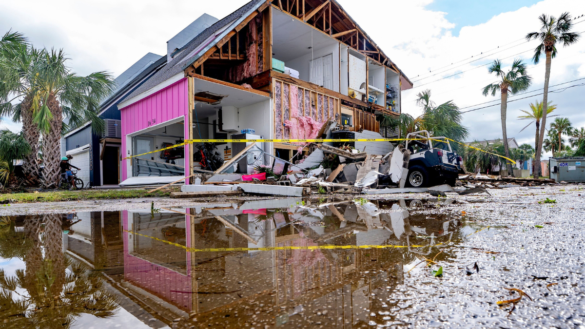 Una casa ha quedado parcialmente destruida tras el paso del huracán Isaias por la costa