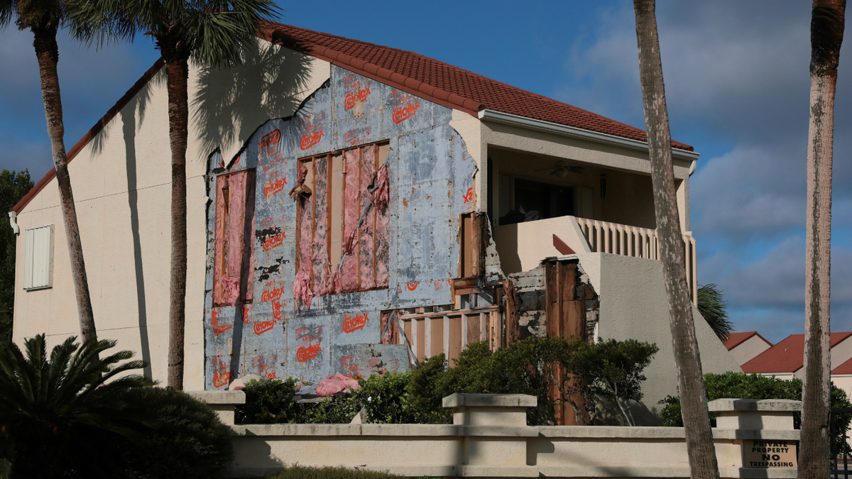 El huracán Isaias arrancó el revestimiento exterior de una casa al pasar por la zona el 10 de octubre de 2026, en Fort Walton Beach, Florida. El huracán Isaias tocó tierra como el primer huracán del Atlántico de la temporada, con vientos de categoría dos.