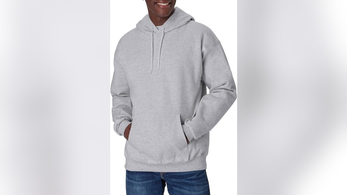 The jersey-lined hood blocks out wind and cold air.