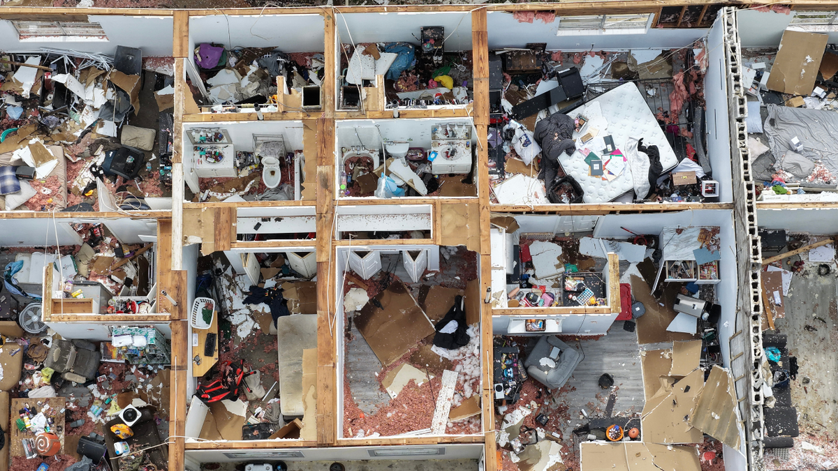 En una vista aérea se ve un complejo de apartamentos después de que el huracán Isaias arrasara el tejado al pasar por la zona el 10 de octubre de 2026, en Milton ( Florida).