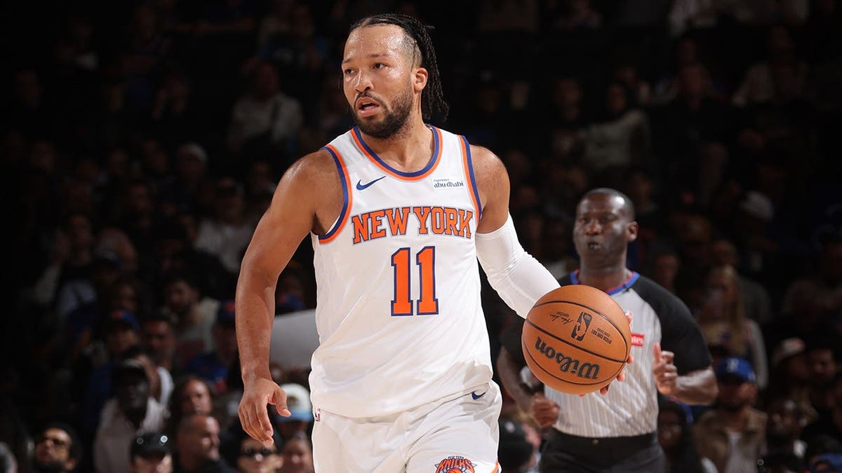Jalen Brunson dribbles the ball during a game at Madison Square Garden.
