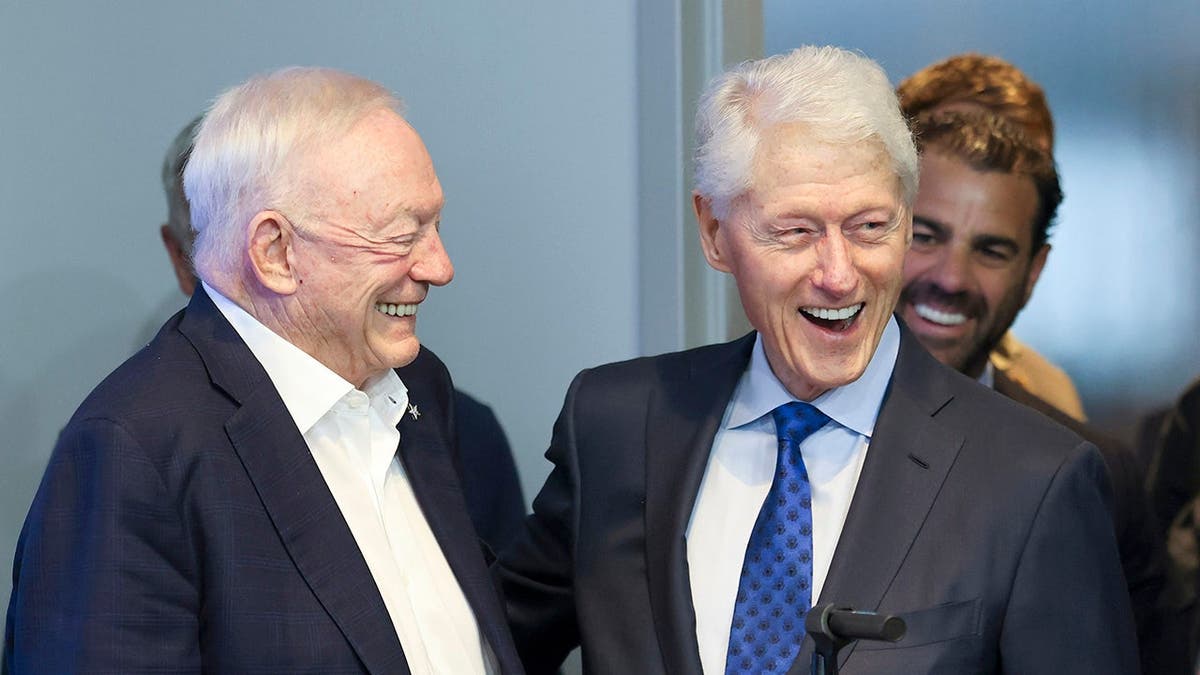 Jerry Jones and Bill Clinton share a laugh at a pre-draft news conference.
