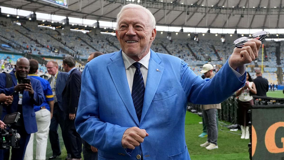 Jerry Jones reacts during an NFL game at Maracana Stadium.