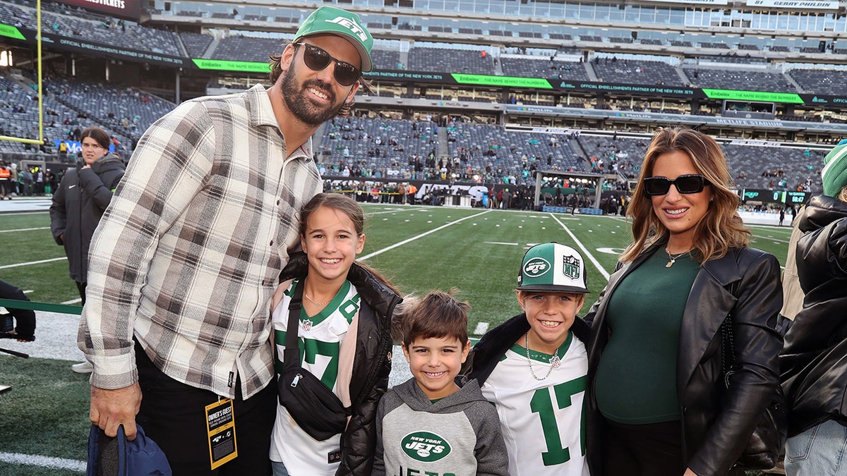 EAST RUTHERFORD, NEW JERSEY - NOVEMBER 24: Eric Decker (L) and Jessie James Decker (R) attend the Miami Dolphins vs the New York Jets 
