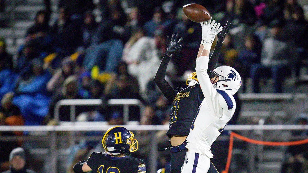 Kaden Erlenbush of Marist catches a pass during the OSAA Class 4A state title game.