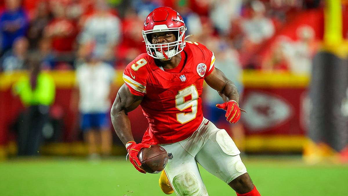 Kenneth Walker III runs after a pass catch at Arrowhead Stadium.