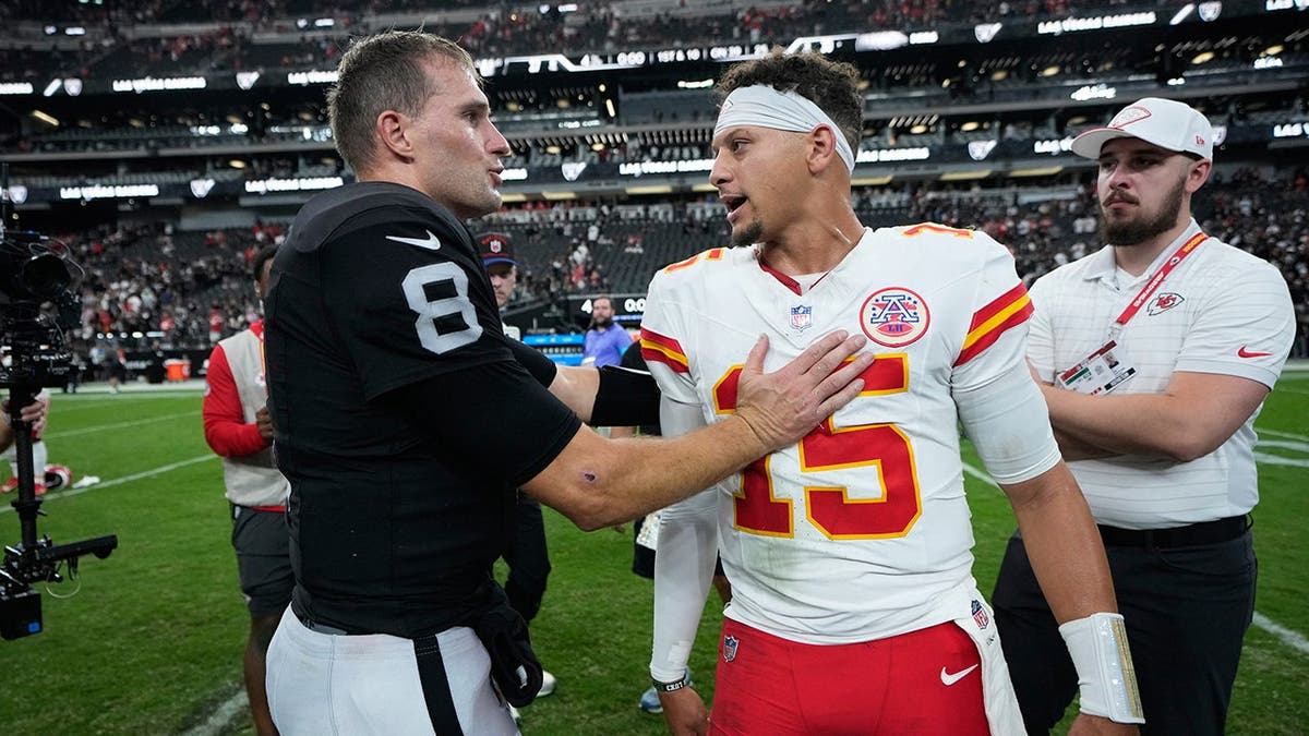Kirk Cousins y « Patrick » Mahomes charlan en el campo tras un partido de la NFL , en Las Vegas.