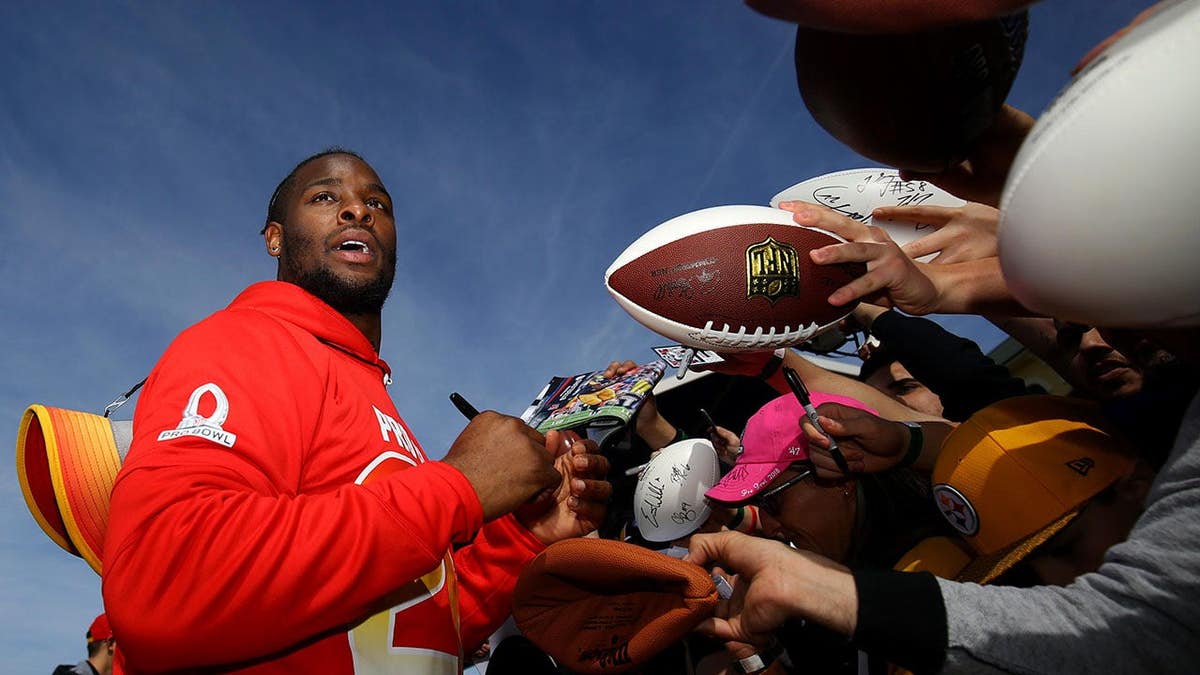 Le'Veon Bell signs autographs during AFC team practice for the Pro Bowl.