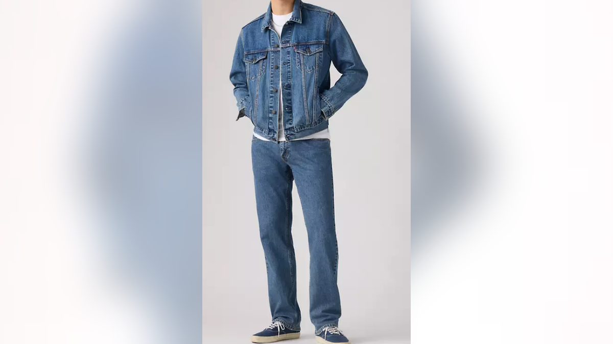 Choose from nine colors such as khaki, black or various denim washes.