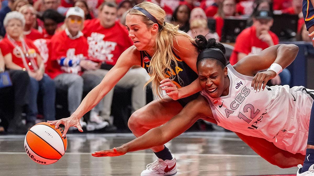 Lexie Hull reaches for the ball against Chelsea Gray during WNBA Playoffs game.