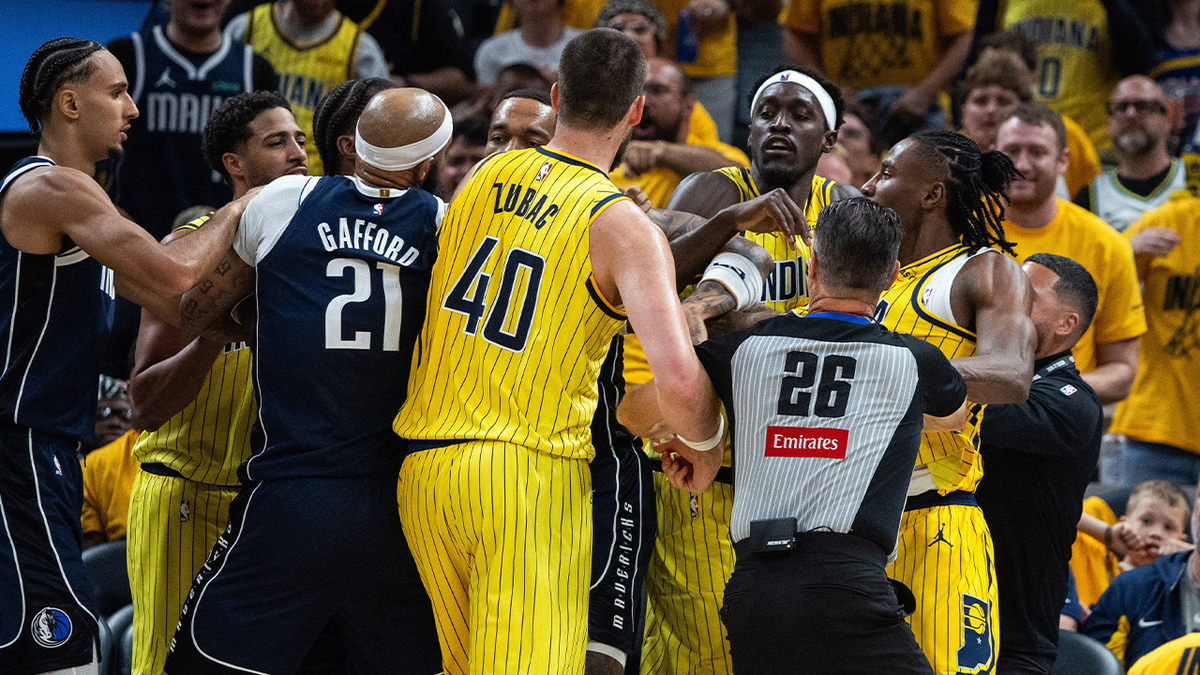 Pacers and Mavericks shoving