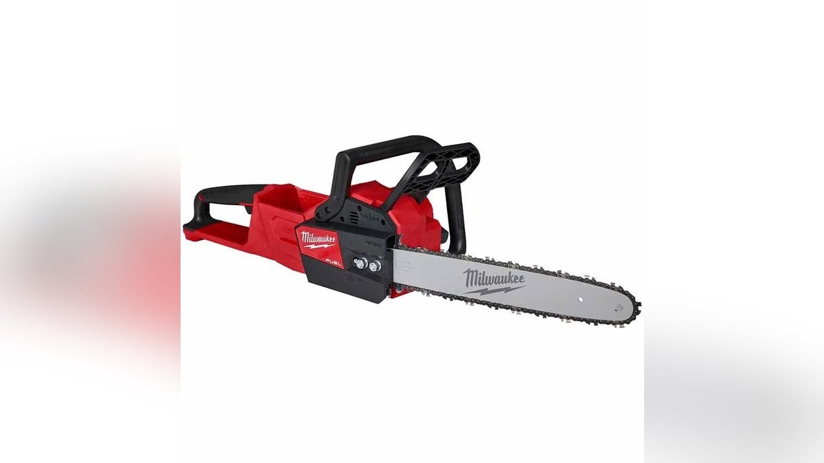 Cut through logs efficiently with power from REDLITHIUM batteries.