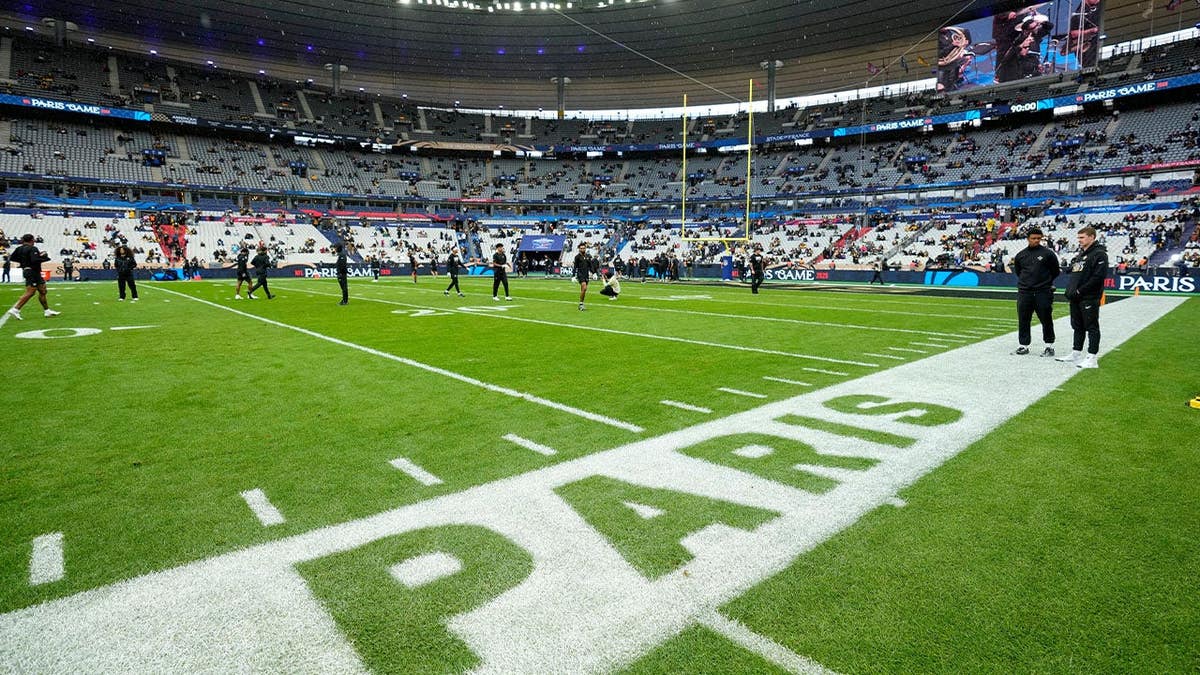 Saints players warn-up before an NFL football game between Pittsburgh Steelers and New Orleans Saints