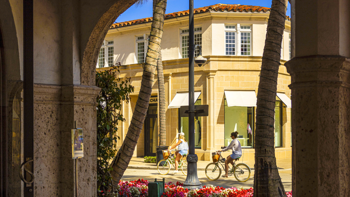 Unos ciclistas circulan por Worth Avenue, en Palm Beach ( Florida), el sábado 5 de abril de 2025.