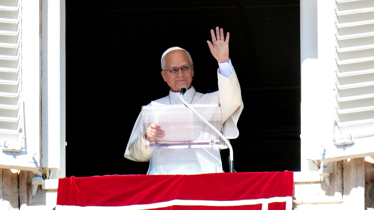 Papa Leone XIV saluta 