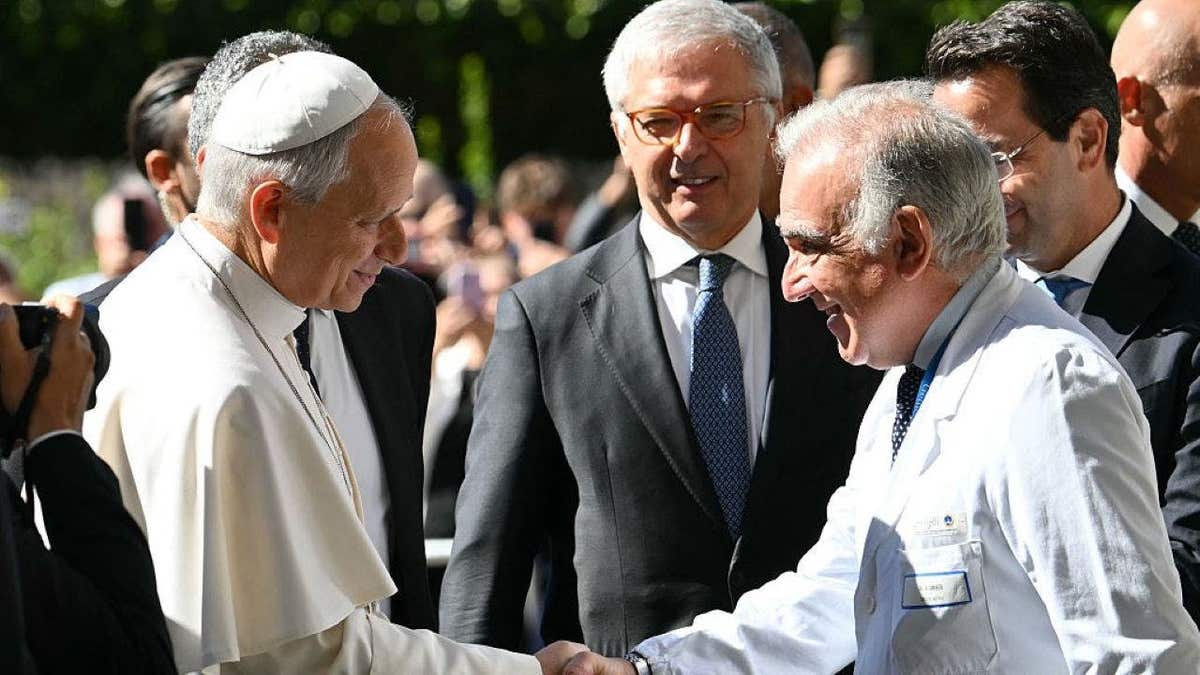 El papa León en el hospital