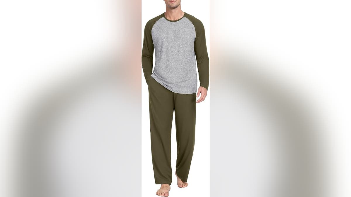 Sleep comfortably in this lightweight men's raglan pajama set.