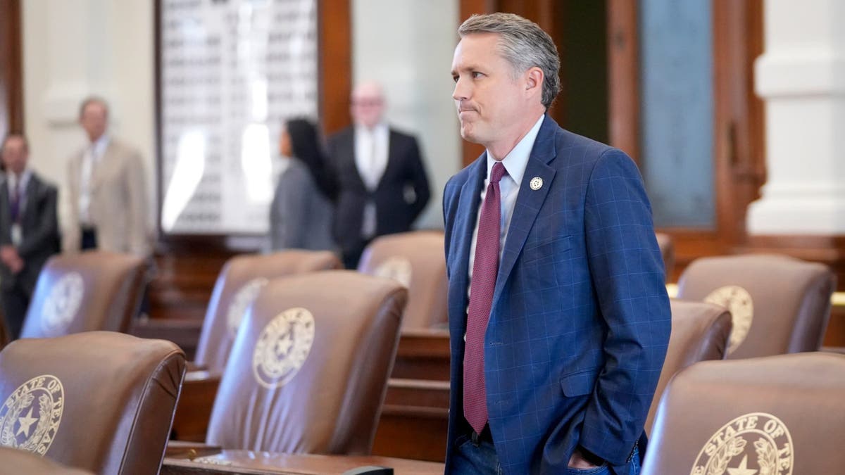 La diputada Brian Harrison llega al pleno de la Cámara de Representantes en el Capitolio de Austin.
