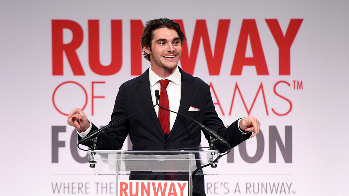 Una foto de RJ Mitte dando un discurso