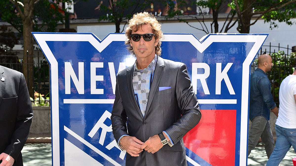 Ron Duguay at Rangers sign