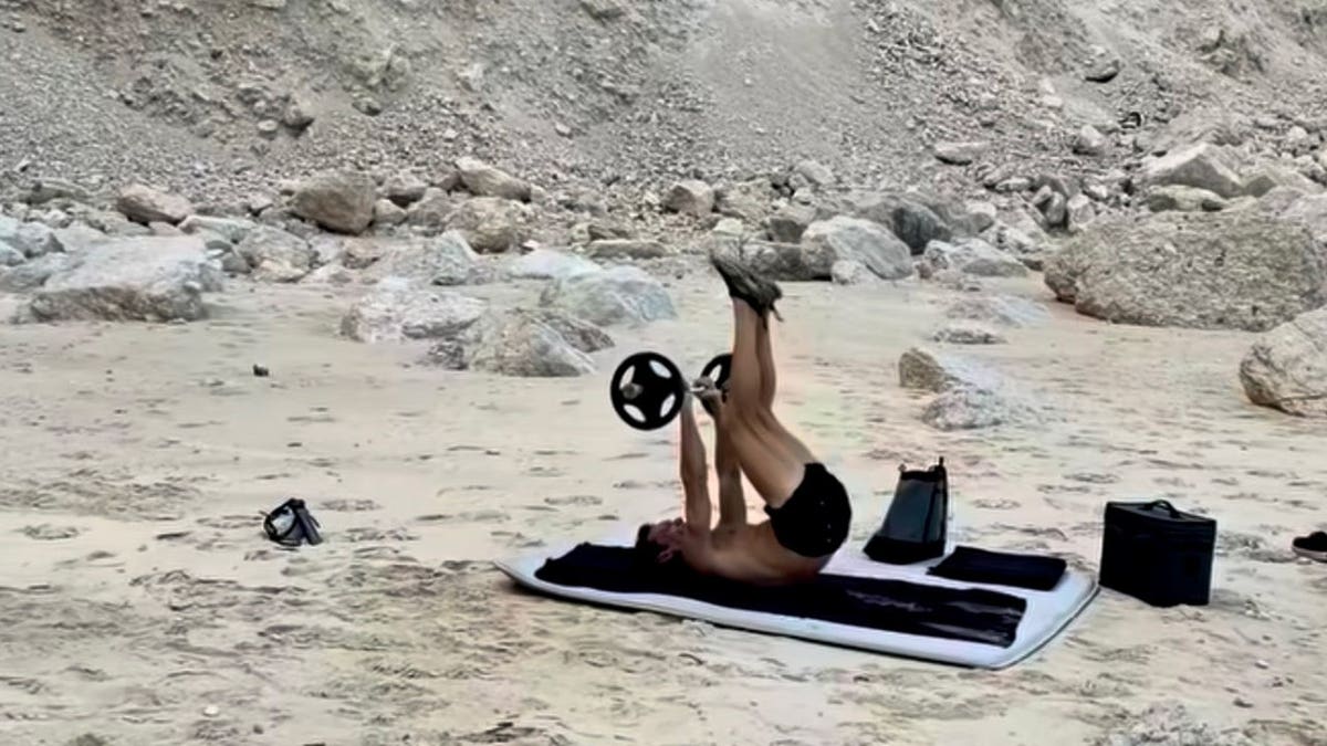 ryan seacrest working out on beach