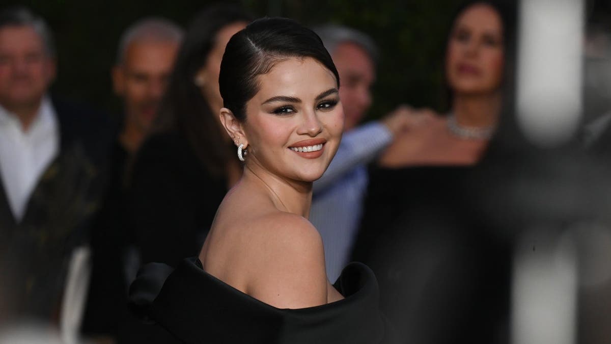 Selena Gomez poses on the red carpet at the Emilia Pérez Los Angeles premiere.