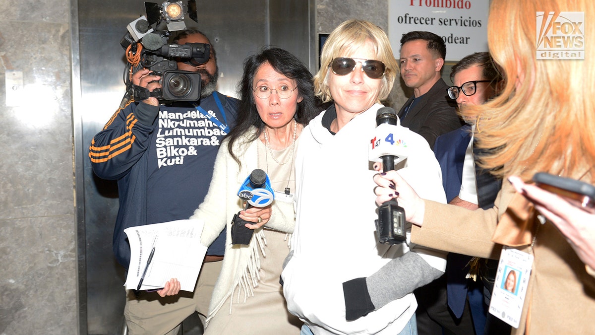 Selma Blair sale del juzgado tras haber tenido, al parecer, una crisis nerviosa en el avión