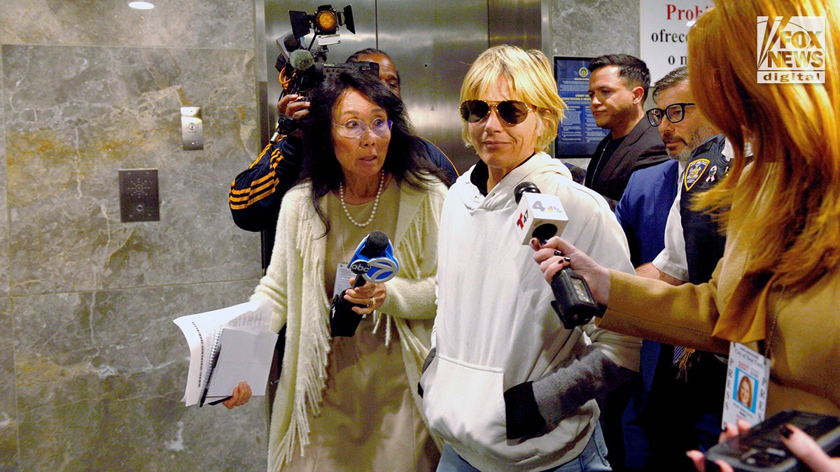 Selma Blair sale del juzgado tras haber tenido, al parecer, una crisis nerviosa en el avión