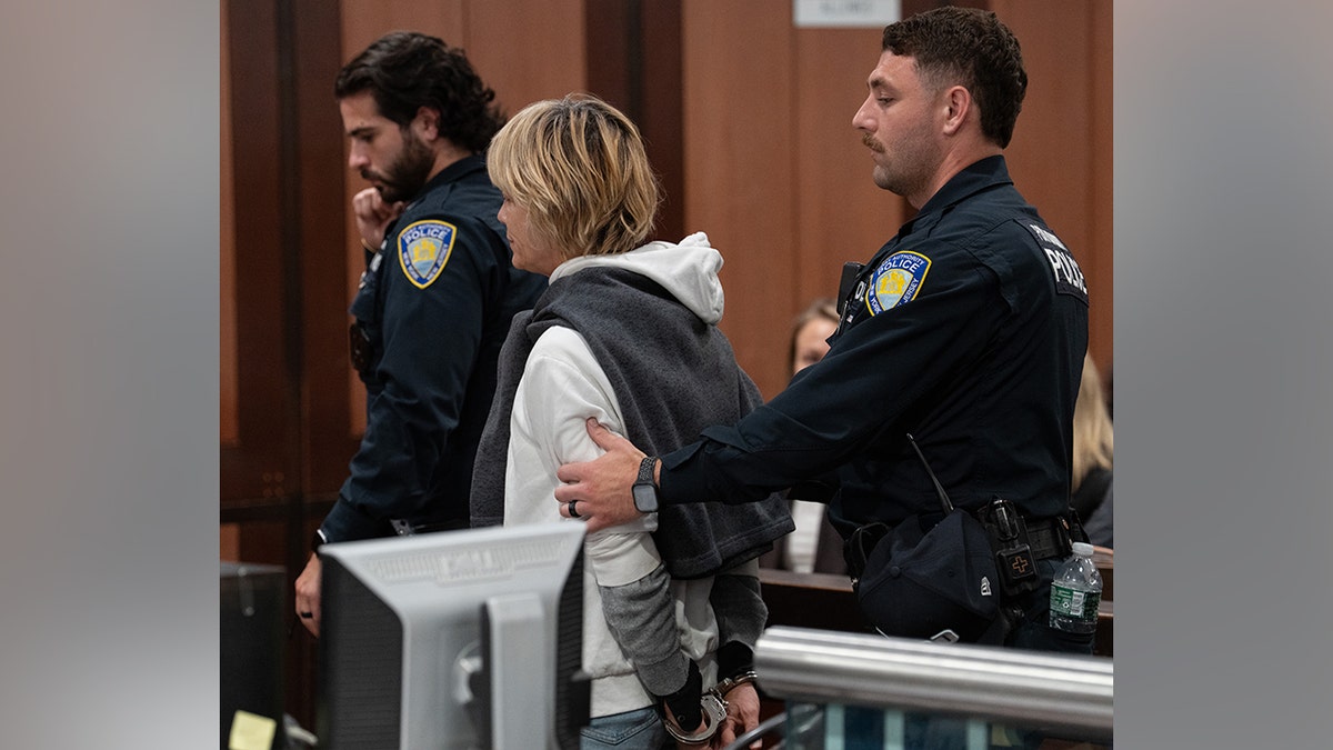 Selma Blair sale del juzgado tras haber tenido, al parecer, una crisis nerviosa en el avión