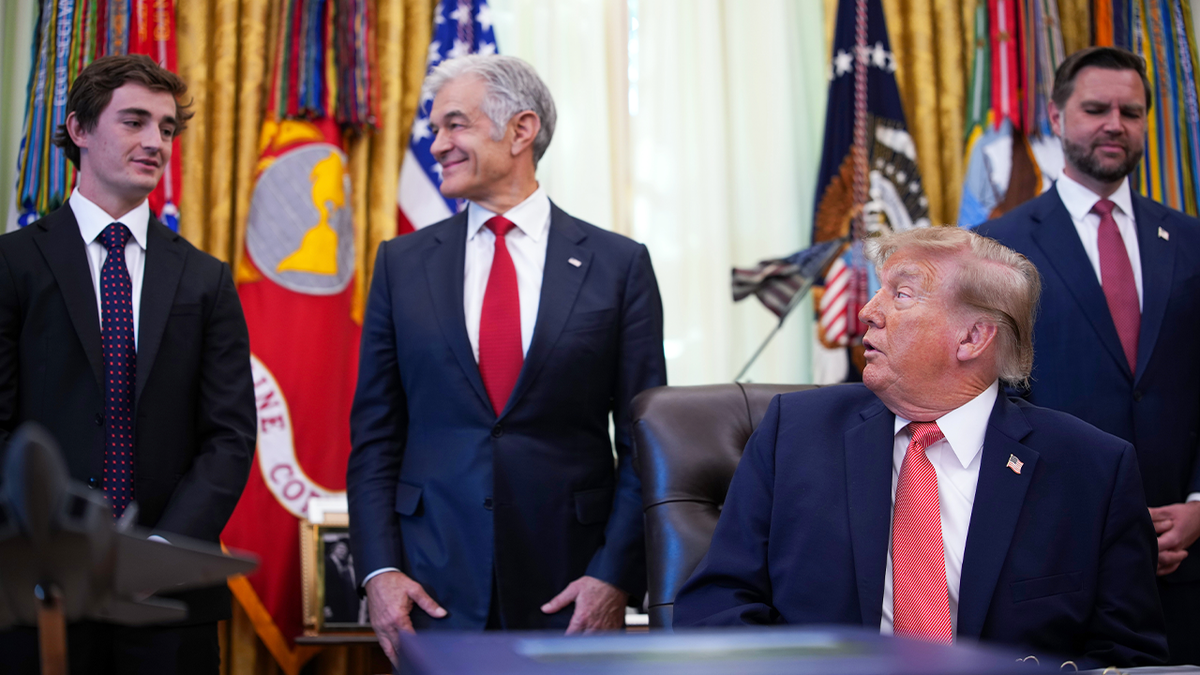 Nick Shirley stands alongside Dr. Mehmet Oz, President Donald Trump and Vice President JD Vance in the Oval Office
