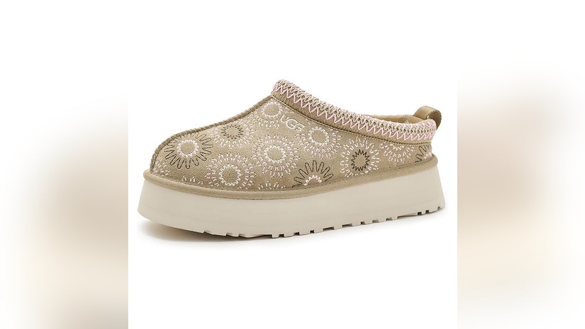 Sheepskin lining keeps your feet warm.