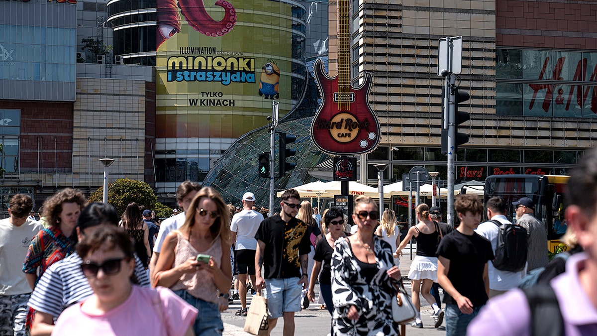 Warsaw shoppers, 2026