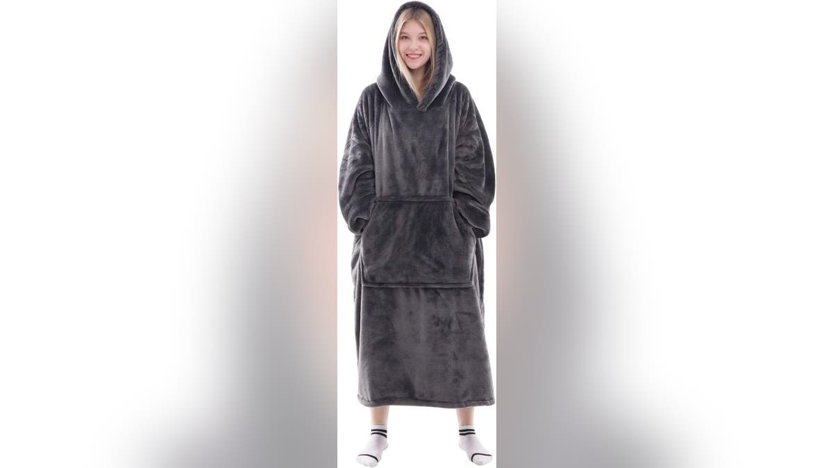 More than 1,000 Amazon shoppers bought one of these blankets last month.