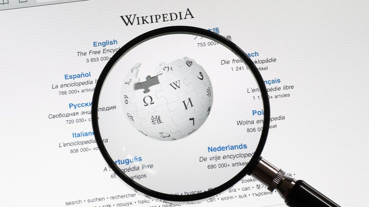 Magnefine glass over a Wikipedia logo