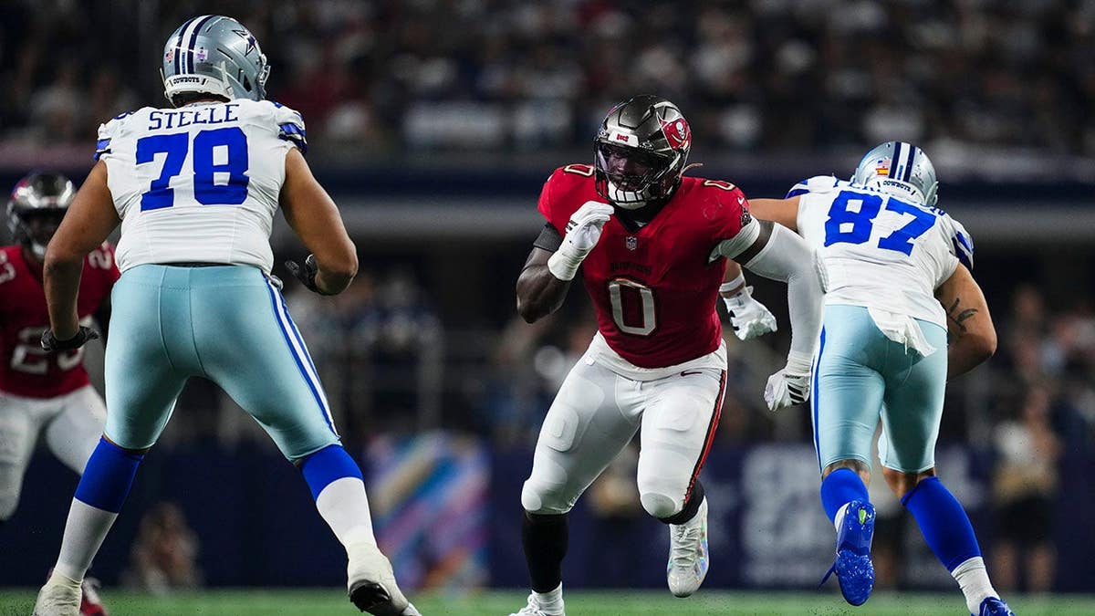 Yaya Diaby rushes the passer during an NFL game at AT&T Stadium.