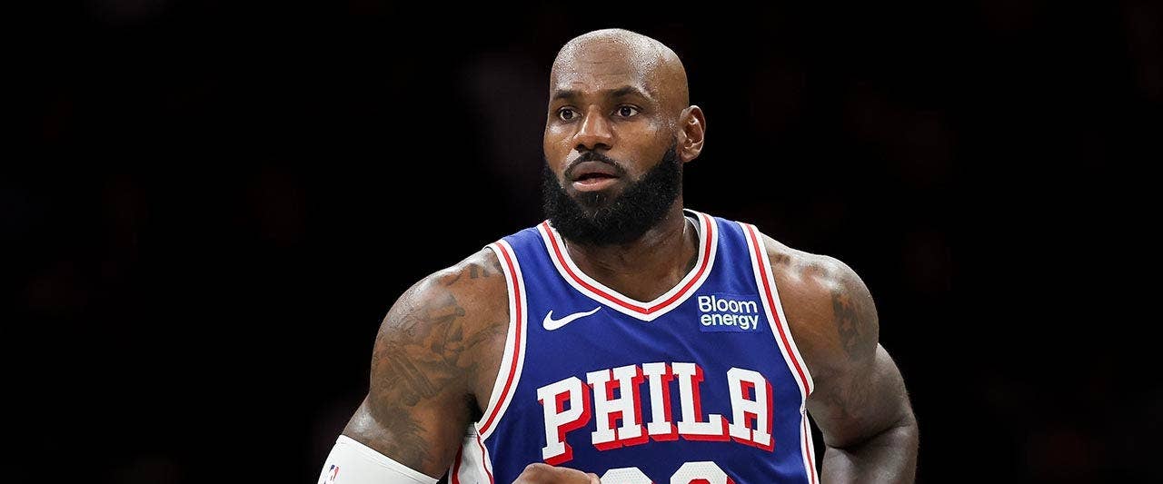 LeBron fires back at Trump with brazen golf hip turns during national anthem - Fox News
