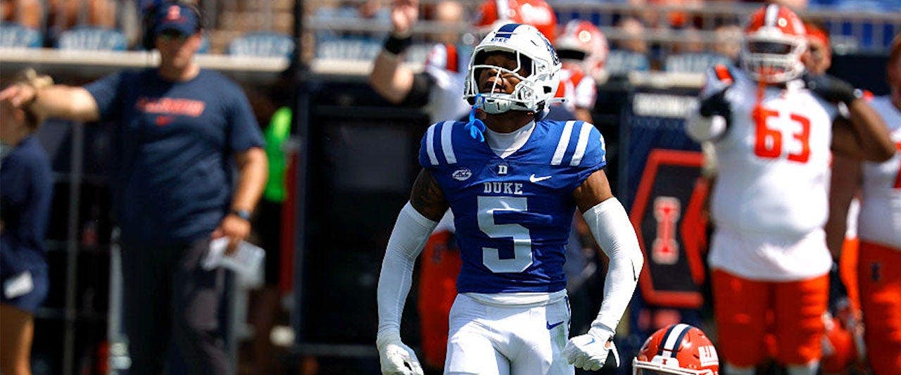Viral clip shows Duke player shoving away female staffer rushing to help hurt teammate - Fox News