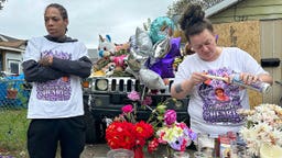 Julius Windham visita un lugar conmemorativo frente a la casa donde, según las autoridades, un hombre armado mató a varias personas, entre ellas a la hija de Windham, en Erie (Pensilvania), el domingo 11 de octubre de 2026.