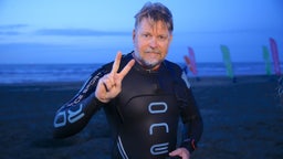 Karl Bushby celebra tras cruzar a nado el mar Caspio, desde Kazajistán hasta Azerbaiyán, en septiembre de 2024.