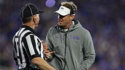 Lane Kiffin, el entrenador principal de los Tigres de la LSU, habla con un árbitro durante el partido contra los Wildcats de Kentucky en el Kroger Field el 10 de octubre de 2026 en Lexington, Kentucky. (Foto de Andy Lyons/Getty Images)