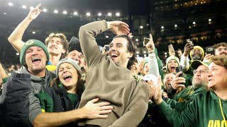 Brewers continue World Series celebration, raise Commissioner’s Trophy at Lambeau Field during Packers game