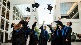 La IA no ha sustituido a los humanos. Las empresas siguen apostando por los títulos universitarios