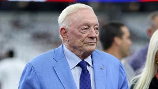 Jerry Jones da un puñetazo en la mesa después de que Dak Prescott lanzara una intercepción decisiva en los últimos minutos, en la dura derrota de los Cowboys