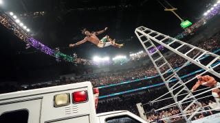 WWEBron Breakker hace que Je'Von Evans se estrelle contra el techo de una ambulancia; Penta gana el combate de Money in the Bank