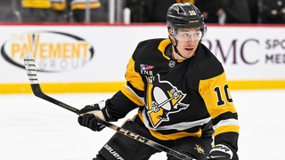 El delantero de los Penguins, Andrei Kuzmenko, cambia de camiseta para rendir homenaje a su difunto padre, que murió en un ataque de un oso