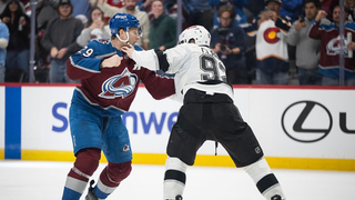 El delantero de los Avalanche, Nathan MacKinnon, marca dos goles y luego se quita los guantes; puede que sea el mejor jugador del mundo